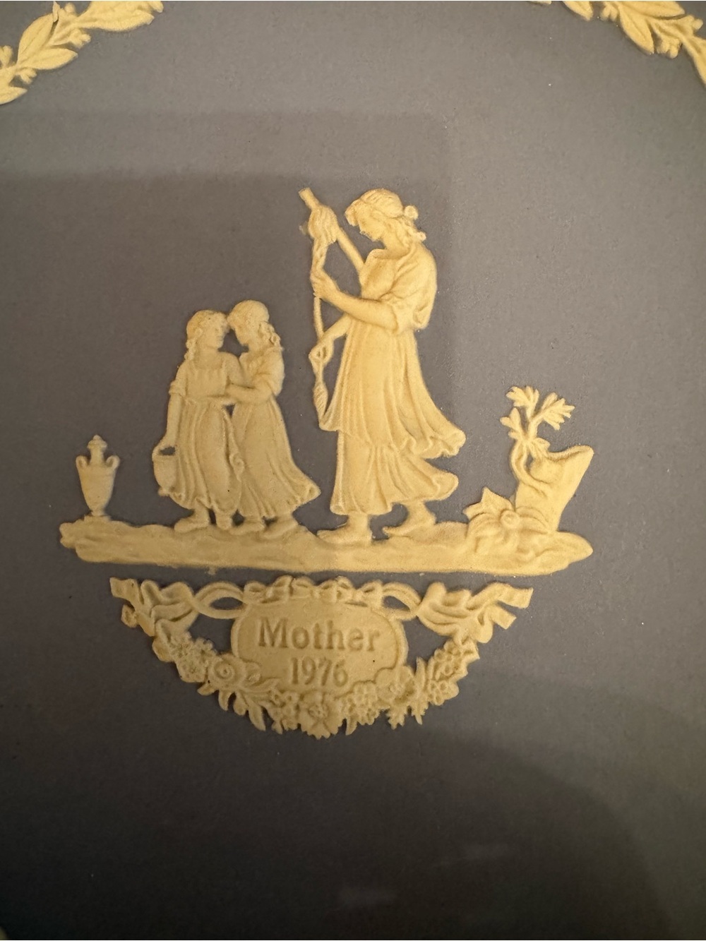 Wedgwood Blue and Beige Jasperware Round Plaque with Laurel Border - Picture 3 of 3